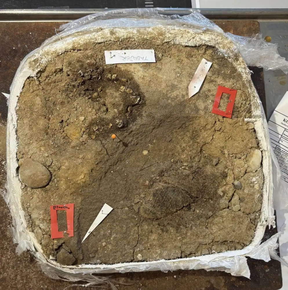 13 əsrlik uşaq geyimi tapıldı