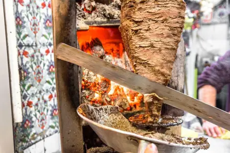Qonşusunun kartını tapdı, 10 dönər, 10 ayran aldı - Cəzalandırıldı