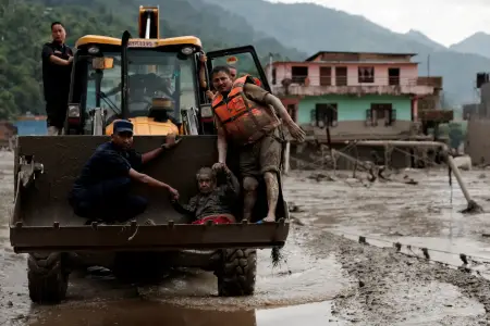 Nepaldakı daşqınlarda 2500 nəfər itkin düşdü