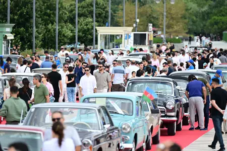 Bulvardakı klassik avtomobil sərgisində izdiham - Fotolar