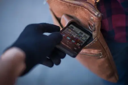 Qaradağda 70 min manatlıq telefon və aksesuarlar oğurlandı