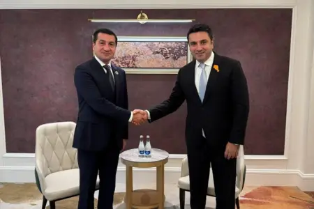 Bişkekdə Hikmət Hacıyev Alen Simonyanla görüşdü