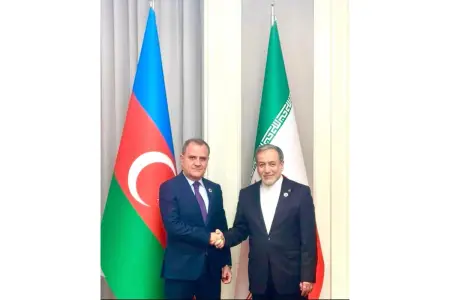 Ceyhun Bayramov Əraqçi ilə regional məsələləri müzakirə etdi
