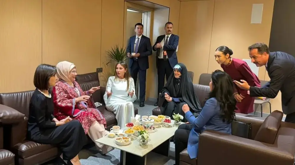 Bişkekdə səmimi görüş: Mehriban Əliyeva Zəhra Pezeşkian ilə bir araya gəldi - FOTOLAR