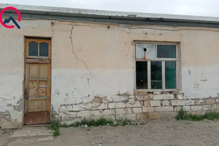 “300 şagirdin oxuduğu məktəbin tavanı çökmək üzrədir..” - Video