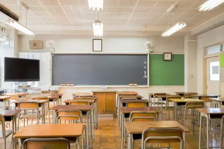 İlk dərs günü dəhşət yaşandı - Şagird müəllimi bıçaqlamaq istədi