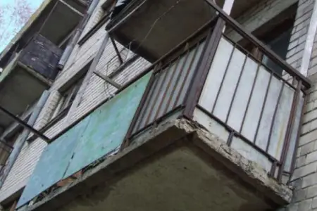 Bakının mərkəzində eyvanın bir hissəsi uçdu - FOTO