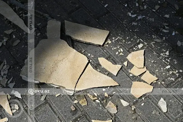 Bakının mərkəzində eyvanın bir hissəsi uçdu - FOTO