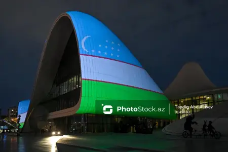 Heydər Əliyev Mərkəzinin binası üzərinə Özbəkistan bayrağı proyeksiya olunub - FOTO
