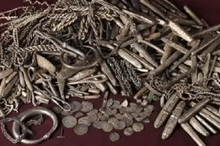 Həyətində 1100 illik xəzinə tapdı