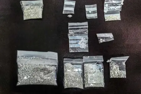 BƏƏ-dən gələn iki nəfərdən 655 karata yaxın brilyant qaşlar aşkar edilib