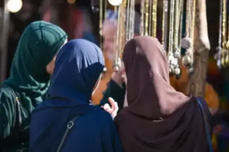 Fransada hicab qadağasına qarşı qadınlardan etiraz aksiyası