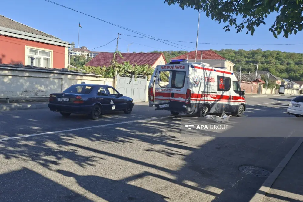Qusarda təcili tibbi yardım avtomobili yük maşını ilə toqquşub