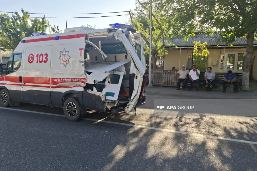 Qusarda təcili tibbi yardım avtomobili yük maşını ilə toqquşub