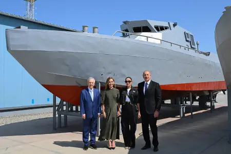 Prezidentlə xanımı Əziz Yıldırım və qızı ilə görüşdü