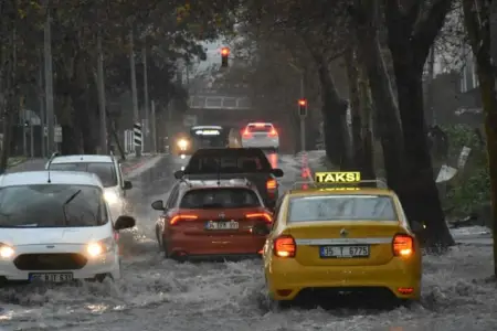 6 manatlıq yol 19 manata qalxdı – Yağış yağanda taksi qiymətləri niyə artır?