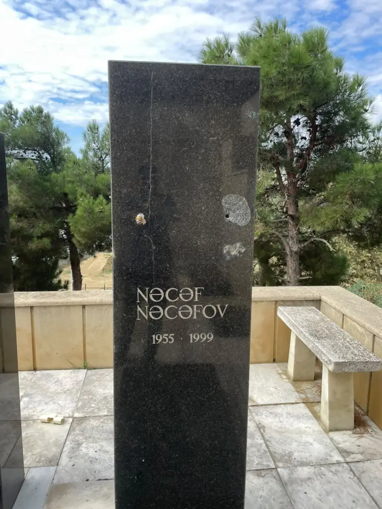 Nəcəf Nəcəfovun məzarı üzərindəki barelyef oğurlandı - Saxlanılan var - Foto