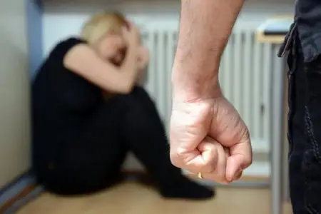 Bakıda kişi arvadını iş yerində döydü