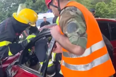 Qaxda ağır qəza: Qadın sürücü belə xilas edildi - Video