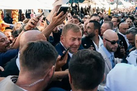 Partiya sədrinin başına sarımsaq atdılar - Video