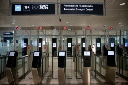 Dünyada yalnız bu üç nəfər pasportsuz gəzə bilir