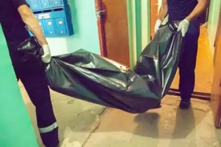 Gənc oğlanın meyiti evin girişində tapıldı