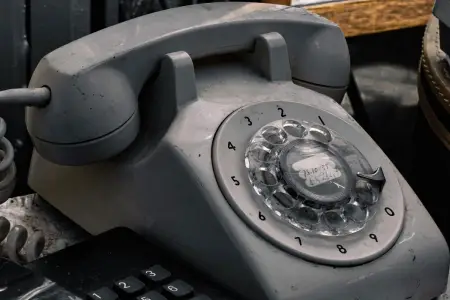 Telefonu açarkən niyə “alo” deyirik?