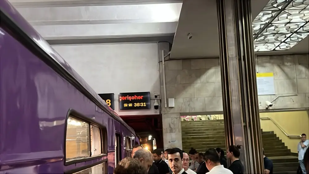 Bakı metrosunda nə baş verir? - Foto - YENİLƏNDİ 2