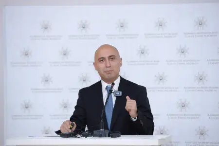 Emin Əmrullayev  məktəblərdə dərs saatlarından danışdı