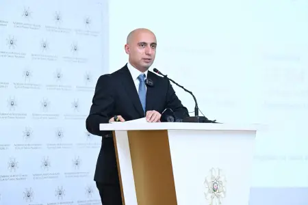 Emin Əmrullayev: "12 illik təhsilə keçid gündəmdə deyil”