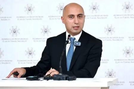 Emin Əmrullayev bu il məktəbə gedən şagirdləri təbrik etdi