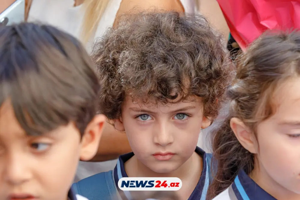 Kimisi sevindi, kimisi ağladı... - Birincilərin ilk günü - FOTOREPORTAJ