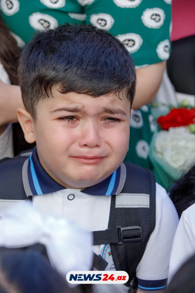 Kimisi sevindi, kimisi ağladı... - Birincilərin ilk günü - FOTOREPORTAJ