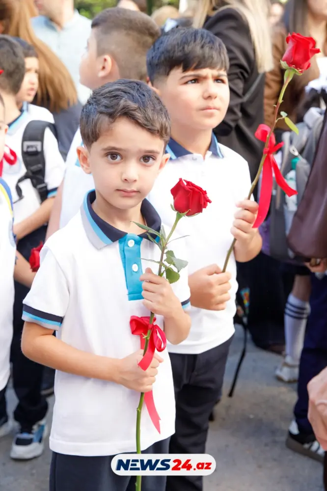 Kimisi sevindi, kimisi ağladı... - Birincilərin ilk günü - FOTOREPORTAJ