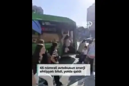 Bakıda avtobusun enerjisi bitdi, sərnişinlər yolda qaldı - Video