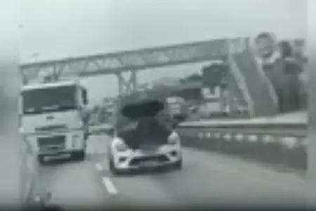Hərəkətdə olan maşının kapotunu açıb təmir etdi – Görüntülər təəccübləndirdi