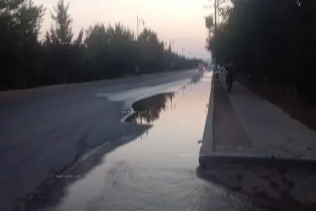 Cəlilabadda içməli su xəttində qəza oldu, yolu su basdı