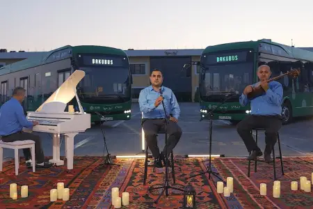 "BakuBus"un sürücülərindən maraqlı performans - Biri oxudu, digərləri ifa etdi - VİDEO