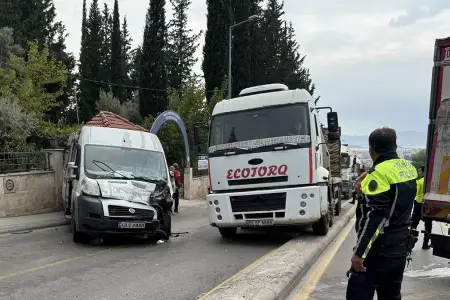Türkiyədə məktəb avtobusu ilə polis maşını toqquşdu