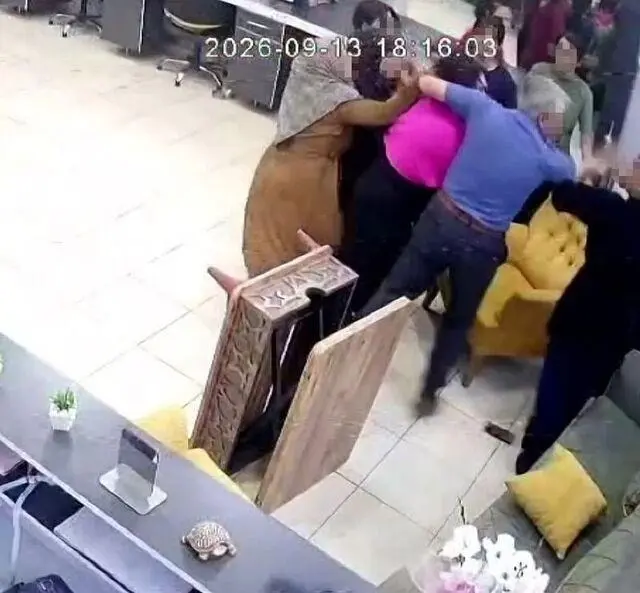 Saç kəsimini bəyənməyən müştəri ustanı döyüb xəstəxanalıq etdi - HADİSƏ ANI