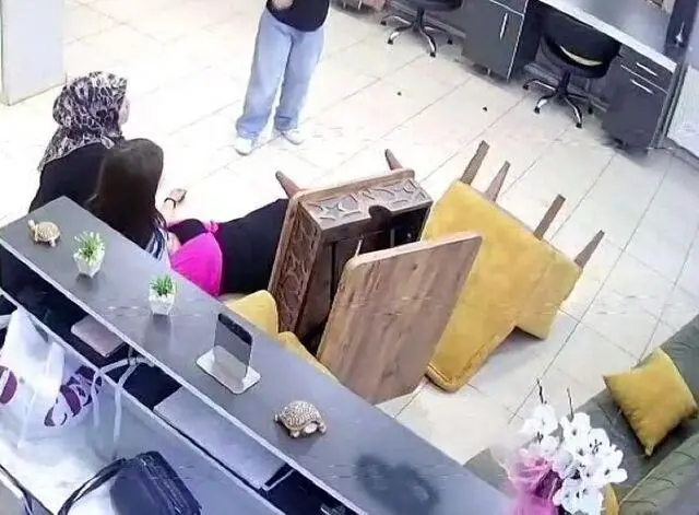 Saç kəsimini bəyənməyən müştəri ustanı döyüb xəstəxanalıq etdi - HADİSƏ ANI