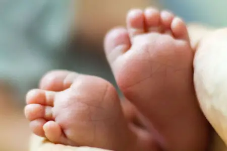Körpəsini bir həftə körpünün altında saxladı