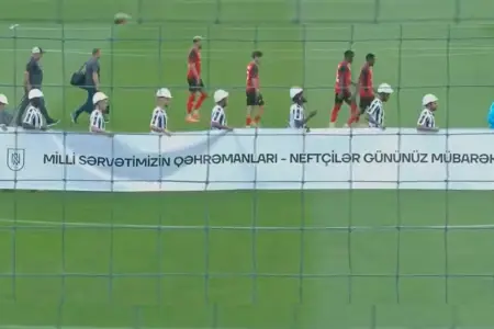 “Neftçi” futbolçuları meydana dəbilqə ilə çıxdı - Video