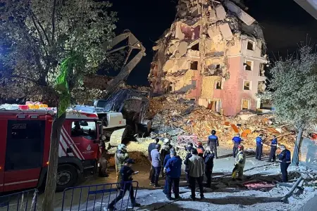İstanbulda binanın bir hissəsi çökdü: yaralananlar var