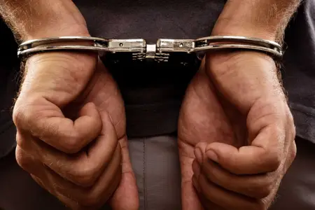  Azyaşlı qızının gözü qarşısında arvadına 17 bıçaq  zərbəsi vurub öldürənə hökm oxundu