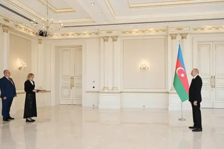İlham Əliyev yeni səfiri qəbul etdi - FOTO