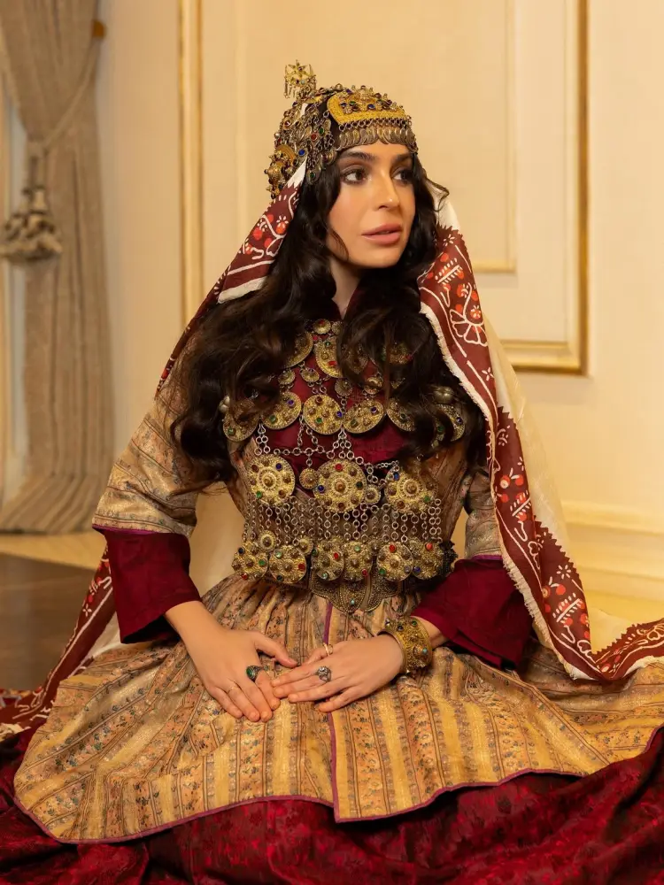 Leyla Əliyeva XIX əsrə aid milli geyimdə - FOTO
