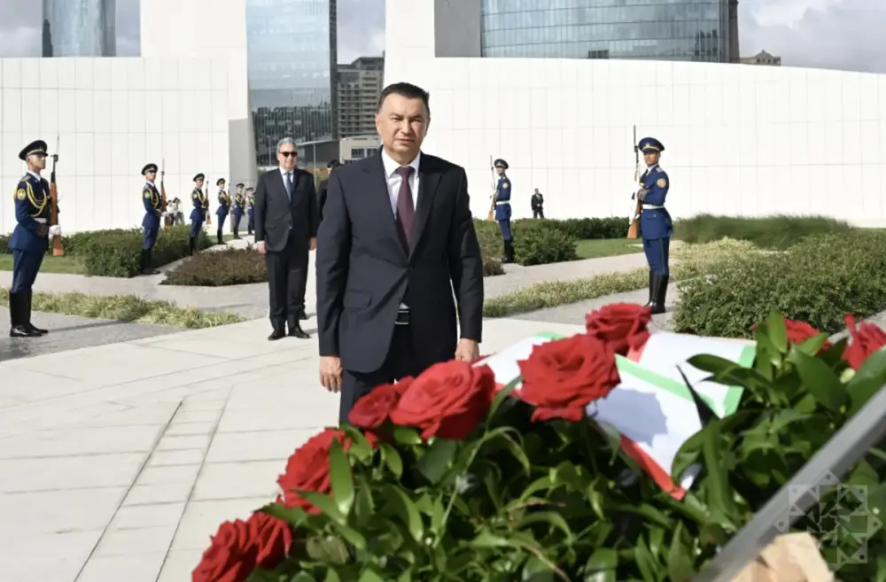 Tacikistanın Baş naziri Zəfər parkını ziyarət etdi