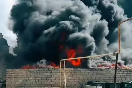 Bakıda anbarda güclü yanğın başladı - Foto