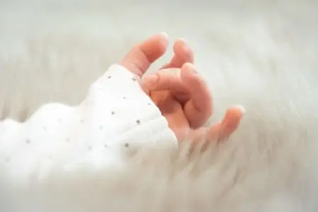 1 yaşlı uşaq narkotikdən zəhərləndi, atası saxlanıldı